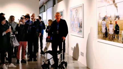 Martin Parr discussing his work, photographed by Student Camille C